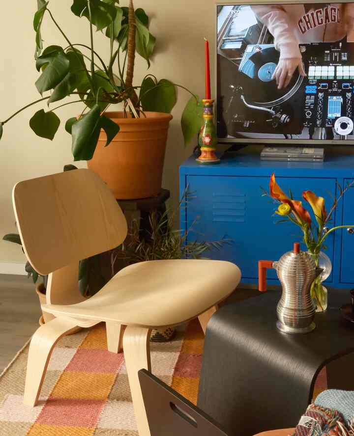 Giving some spotlights to one of my first and favorite chair in this house - eames lounge chair! 🪑🕺
#livingroominterior #EamesChair #loungechair #studiointerior