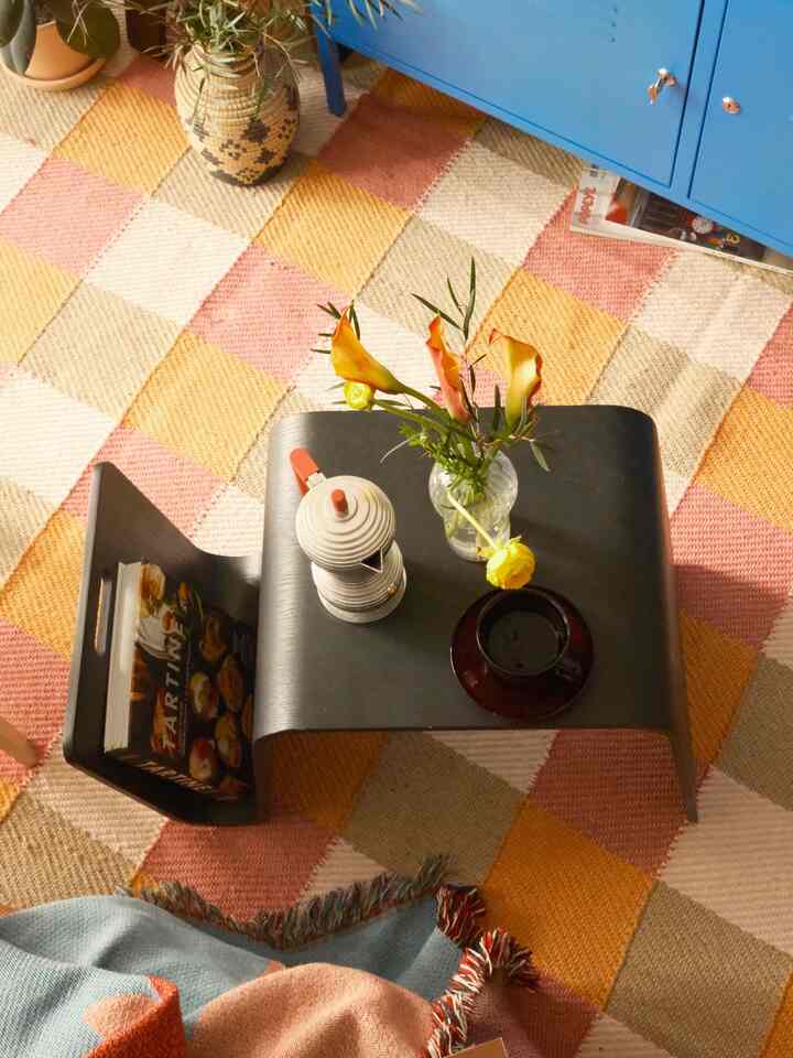 My living room side table isn’t just a table — it’s a mini shelf for my favorite magazines and a tray for coffee or fresh flowers.
#shelfinterior #magazinerack #Organized 