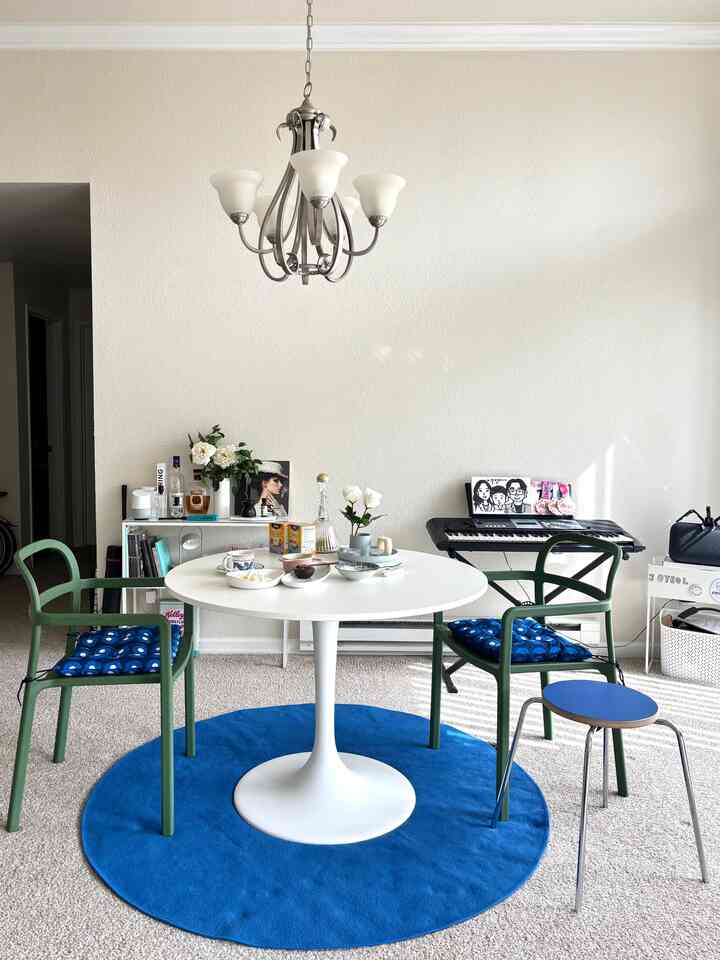 Pops of blue 💙💙💙
Love pattern

#blueinterior #blue #greeninterior #diningroom #diningtable #stoolchair #livingroom #colorofhouse #colorinterior #popsofcolor