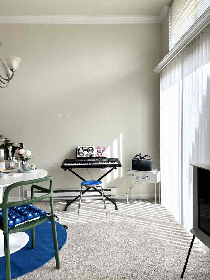 Pops of color, blue 💙💙

#blueinterior #blue #diningroom #diningtable #stoolchair #livingroom #colorofhouse #colorinterior #popsofcolor #piano #minimal