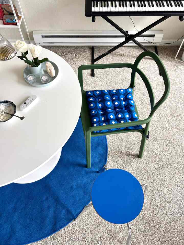 Pops of blue 💙💙💙
Love pattern

#blueinterior #blue #greeninterior #diningroom #diningtable #stoolchair #livingroom #colorofhouse #colorinterior #popsofcolor