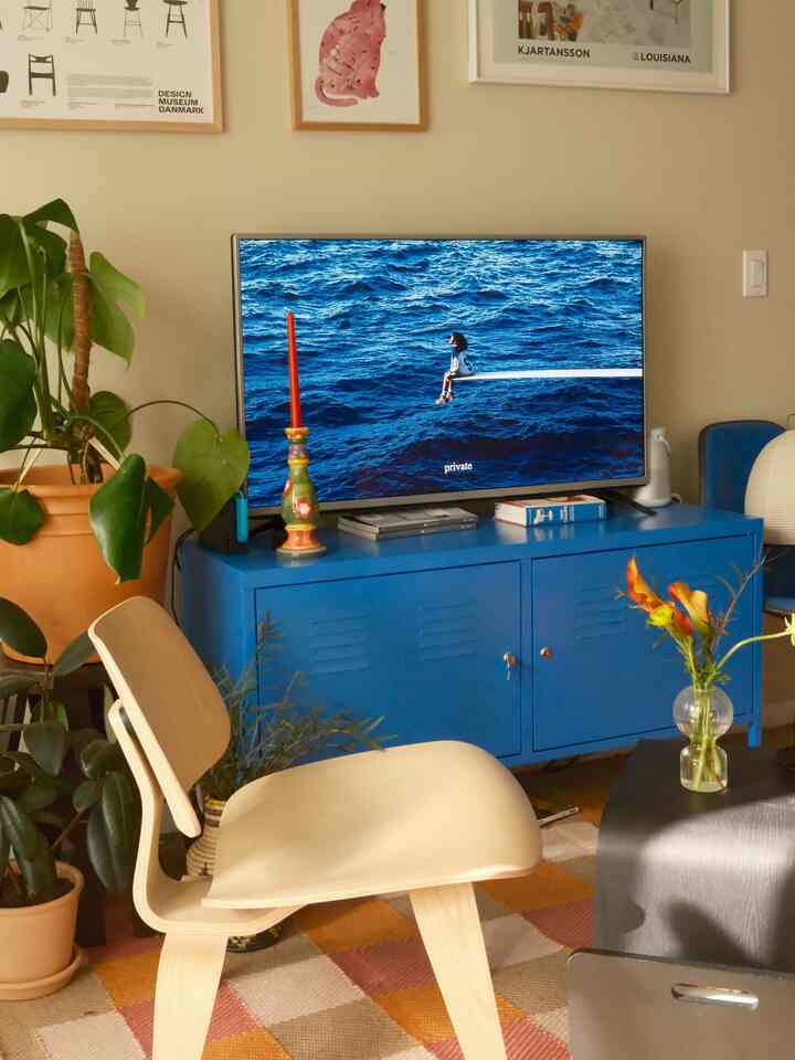 Organize the space with pops of color -my blue IKEA cabinet is an iconic piece that not only keeps things tidy but also brings a vibrant, energetic vibe to the room. 💙🦋🐬
#blueinterior #popsofcolor #colorinterior #colorofhouse 