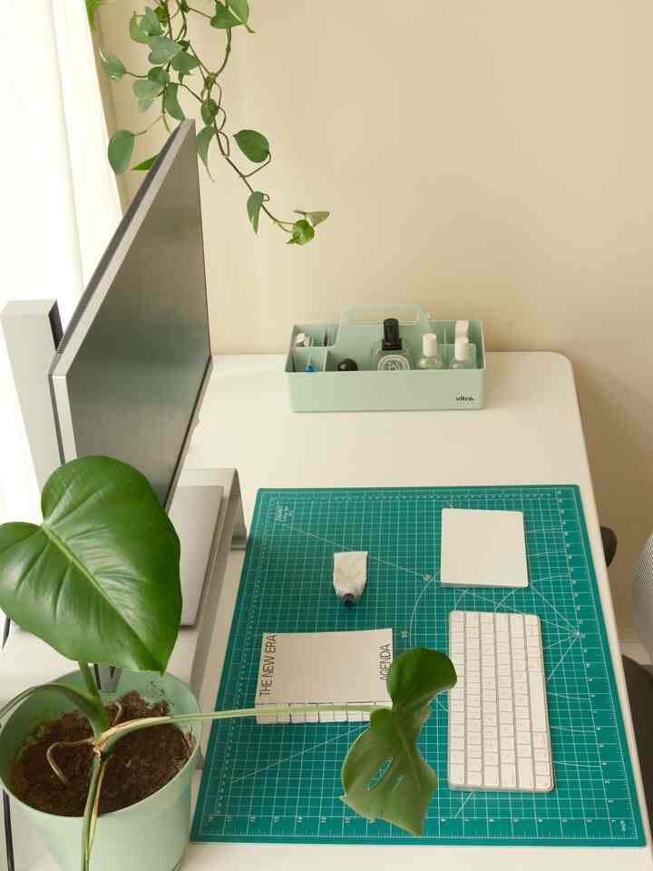 Organize the space with pops of color—I added a touch of mint to my desk to keep things fun and functional. 💚

#Organized #colorofhouse #colorinterior 

