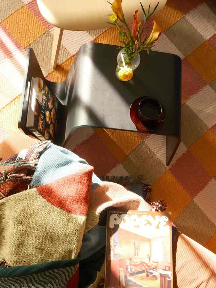 love the sunlight coming through in the afternoon 😌

#sunlight #sunset #orangegue #livingroominterior #colorinterior 