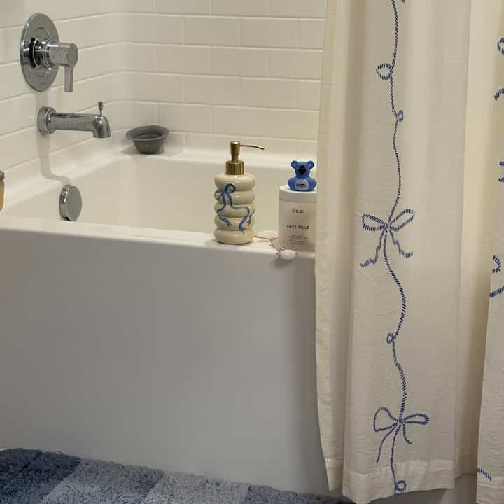 My #bathroom! I bought a #cabinet  from #ikea to store only #towel and I love it so far. It gives room to store all misc items! And you can tell how much I like #bow 🎀 and 5 stars for #waterabsorbanttray!  #bathroominterior #bathroomstorage #bathroomcabinet 