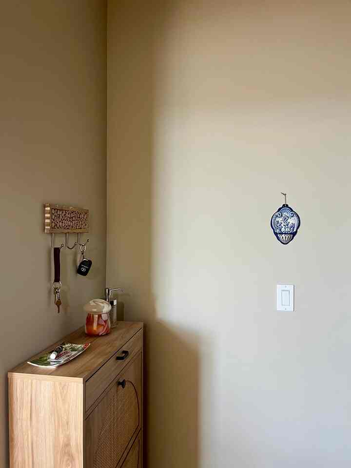 Small touches of art in the entryway #ceramic #entryway #wovenfurniture #wood #calm #warminterior