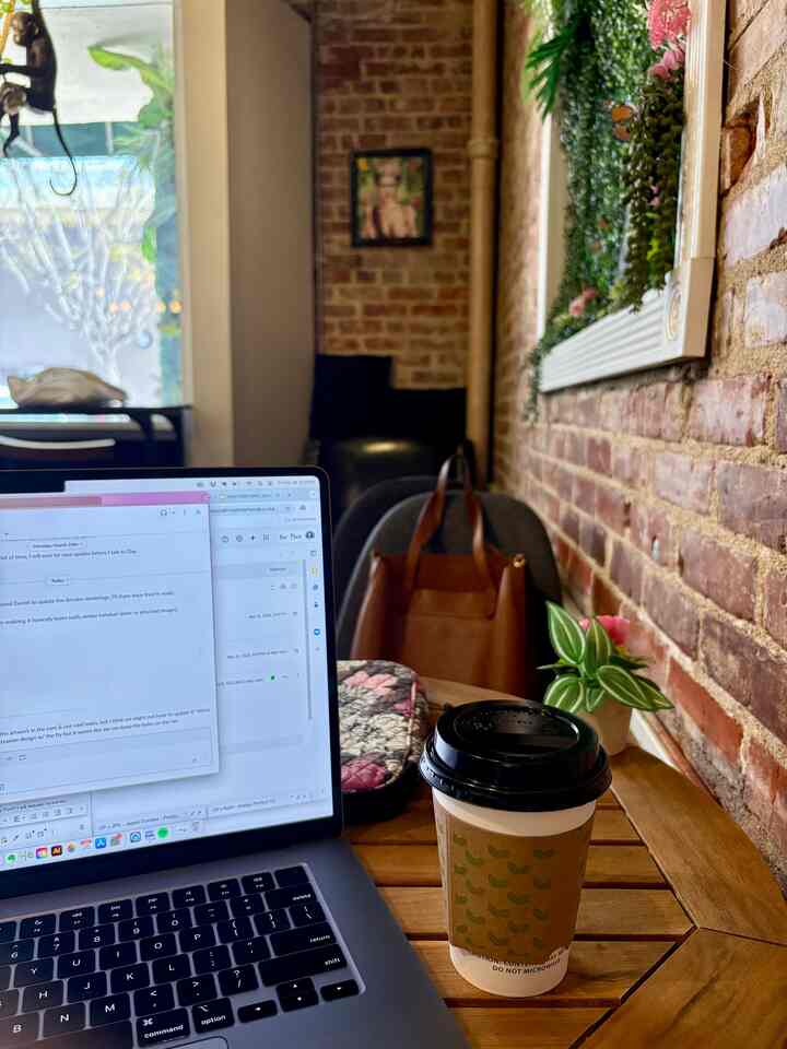 Today’s work location: cozy coffee shop ☕️ #cafe #cozy #colorfulinterior #bohemian 