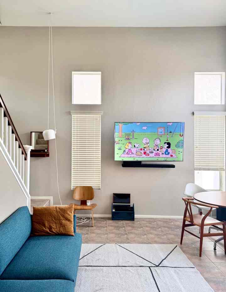 Spring refresh with a new carpet ✨

#springinterior #livingroom #livingroominterior #walnutinterior 
 