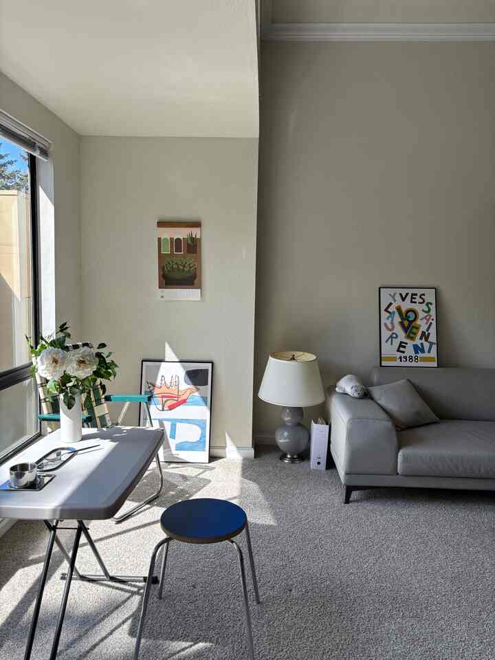 Bright sun, quiet room, metime

#livingroom #posterframe #posterpicture #colorofhouse #blueinterior 