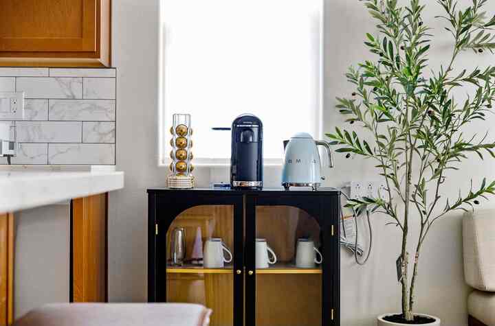 Started turning this little corner into my favorite morning spot right next to my books☕️🖤

#morningrituals #homecafe #Cozy #serenespace #smeg #Nespresso #NathanJames