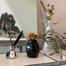 The dried flowers keep their grace, while the lost scent lingers in the diffuser.
#diffuser #driedflower #flowerinterior #cozy