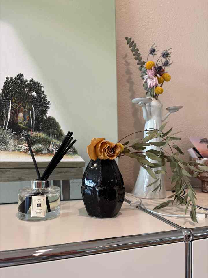 The dried flowers keep their grace, while the lost scent lingers in the diffuser.

#diffuser #driedflower #flowerinterior #cozy