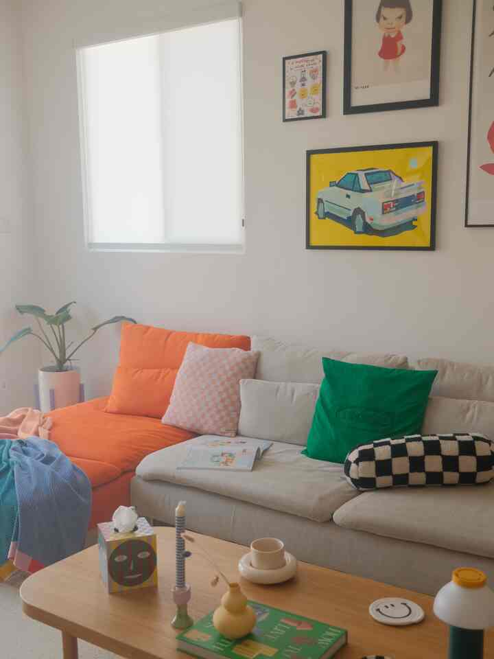 An accent chair/color makes all the difference! #interiordecor #inspiringhomes 