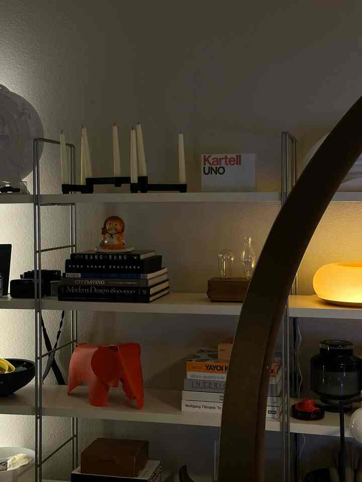 影、形、そして物語のある静物画。あらゆるものがそれぞれの場所を占めています。
#eameselephant #ShelfStyling #CollectorStyle #VARMBLIXT