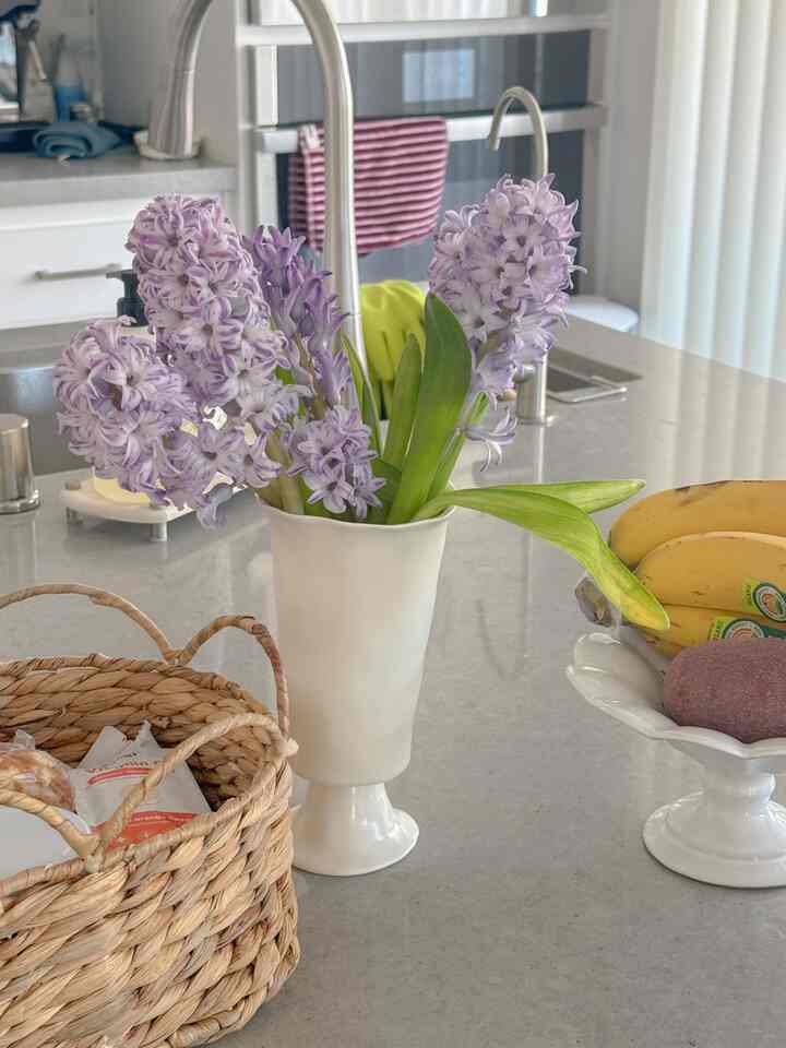 キッチンに春がやってきました💜

#花
#キッチンデコレーション
#フルーツスタンド
#花瓶
#パンかご