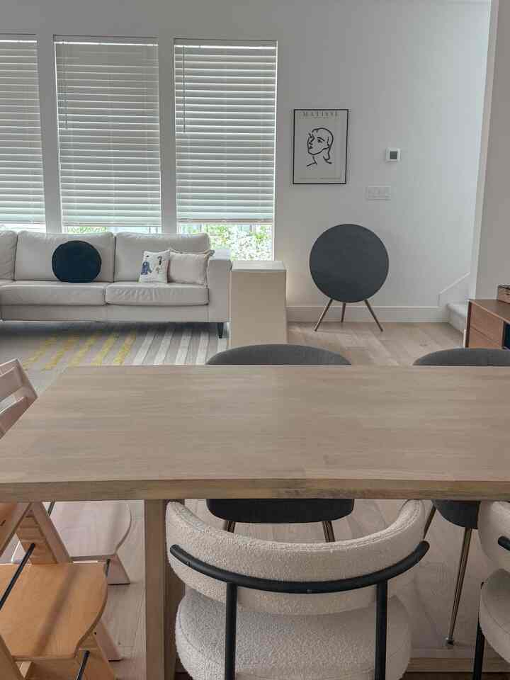 Mix of dining chairs including the Stokke highchairs 🤭

#diningchair
#speaker
#diningtable
#leathersofa
