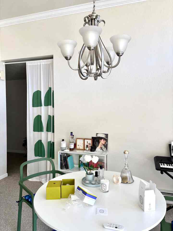 Point of greeen 💚

#colorofhouse #green #greeninterior #unboxing #scent #scentedcandle #Diptyque #livingroom #green #greeninterior 