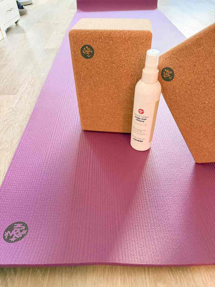 Back on the mat today!
Freshly cleaned, blocks in place, and ready to reset my mind and body. One breath at a time.

#YogaVibes #MandukaMat #HomePractice #DailyReset 🧘‍♀️🌿🧼💜