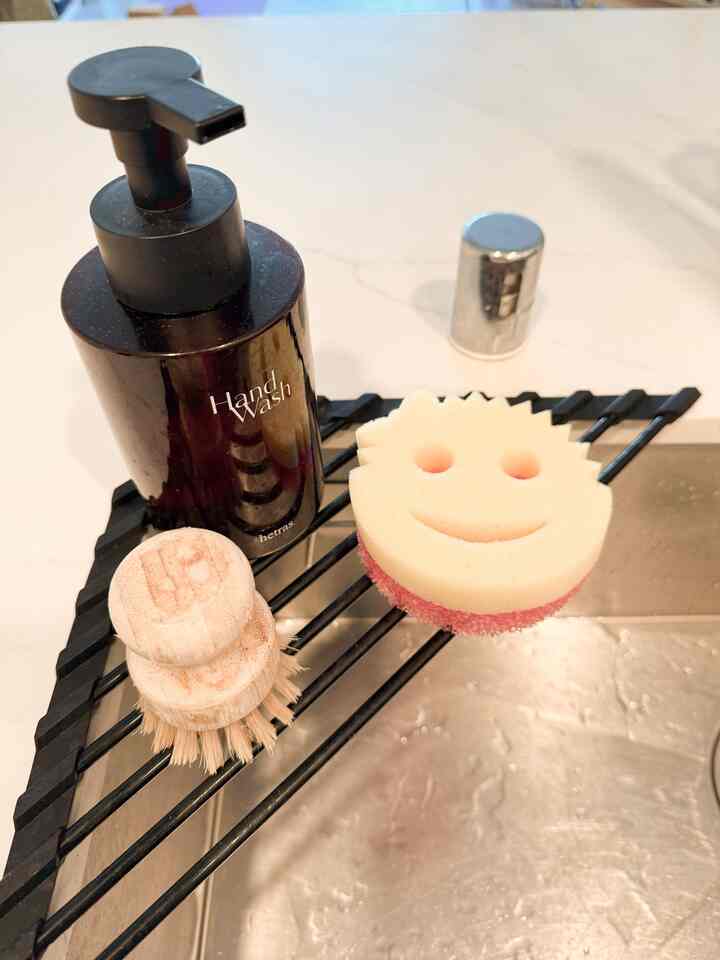 Smiley sponge = happier cleanup! 🧽✨
Little things like this make our newlywed kitchen feel extra cozy 🏡💍🫧

#NewlywedLife #SmileySponge #SinkVibes ☁️