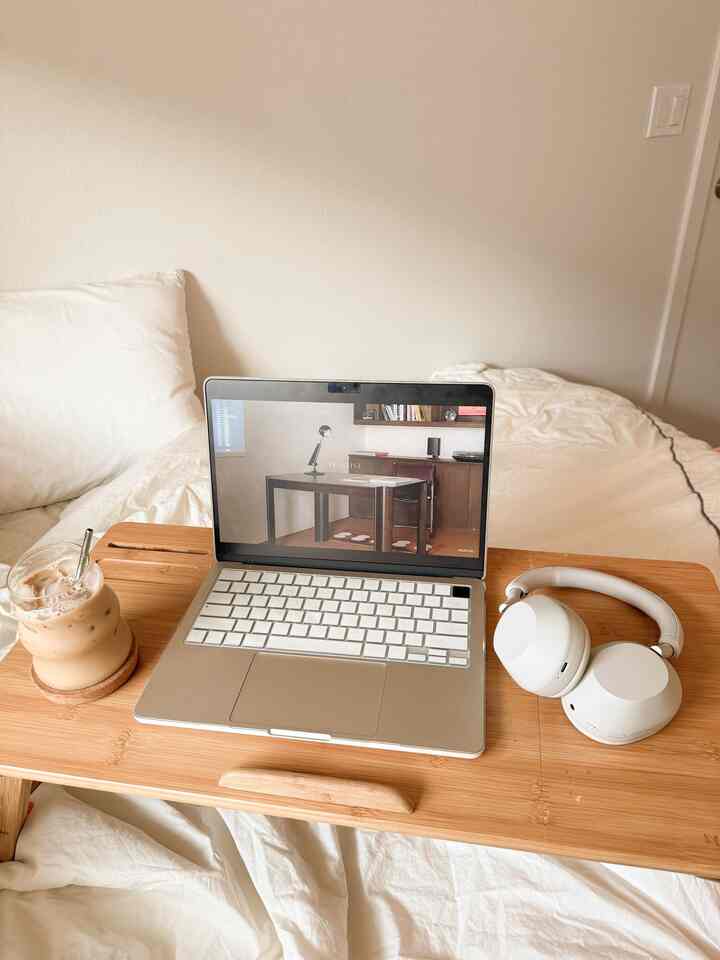 WFH but make it cozy!
Iced latte, comfy sheets, playlist in the background—this is what focus looks like today.
Grateful for little setups that make work feel calm and comfy.

#WFHSetup #CozyWorkday #BedDeskVibes ☕💻🛏️🎧🌿