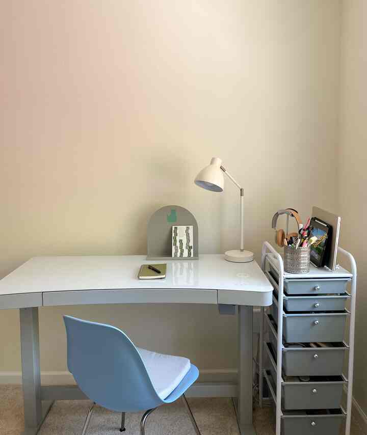 Added a touch of green to my minimal desk.

#minimal #desk #desktidy #bookend 