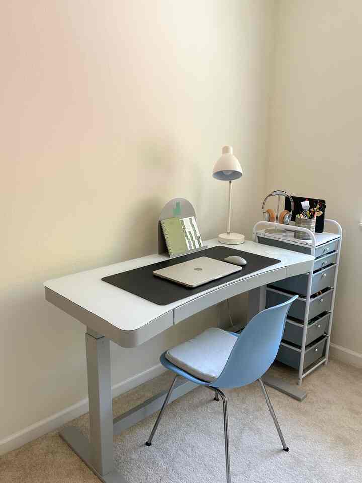 Light neutrals and a little blue make this space feel just right these days.

#homeofficeinspo #desktidy #simpledesk  