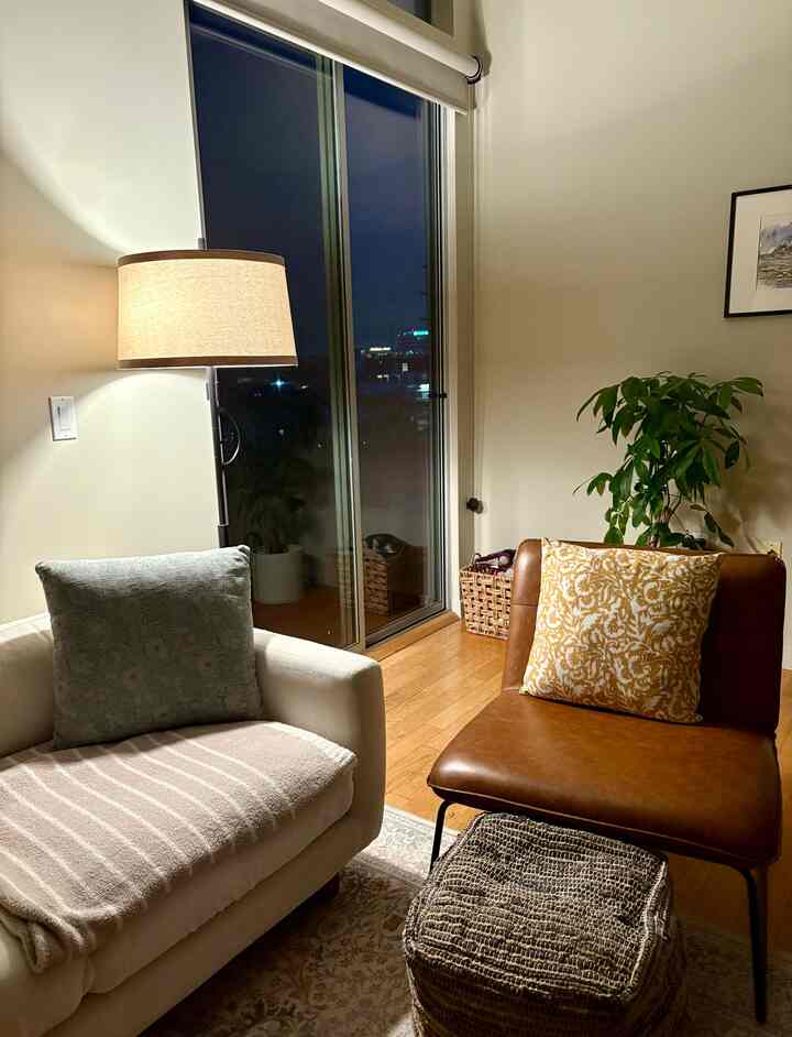 My cozy corner to read books at night 📚 #livingroom #cozy #night #midcenturymodern #leatherchair 