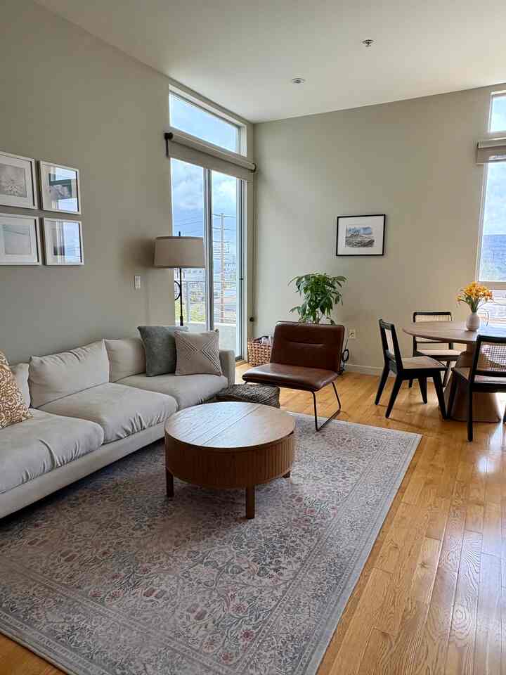 🌷🌷🌷 #livingroom #midcenturymodern #floralpattern #springinterior #warmhouse 