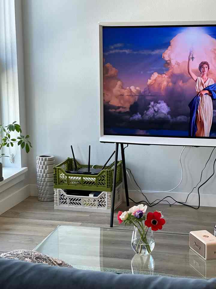 Weekend breakfast yogurt bowl by the couch! Love my glass coffee table that makes the living room look more modern 🫶🏻

#seriftv #livingroom #modern 