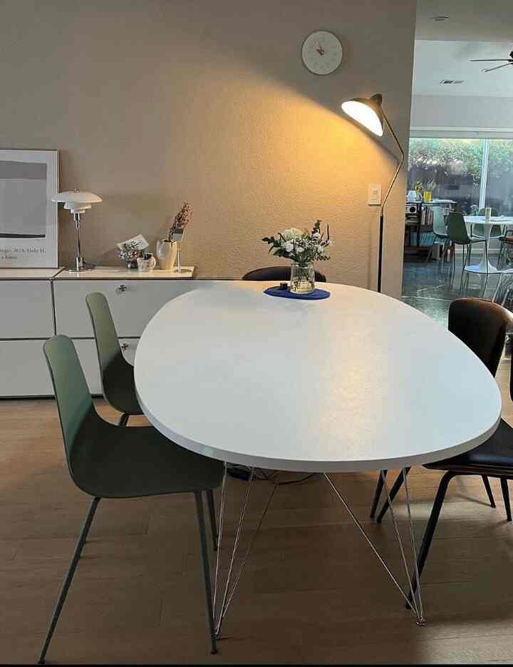Obsessed with WHITE!

#diningtable #diningtableinterior #diningchair #whiteinterior #flowerinterior #magis #diningtableinterior #diningspace 
