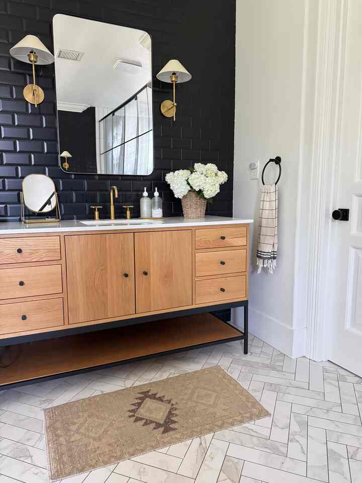 Modern, neutral batheoom design. #bathroomdecor #bathroominspo #bathroomcleaning 