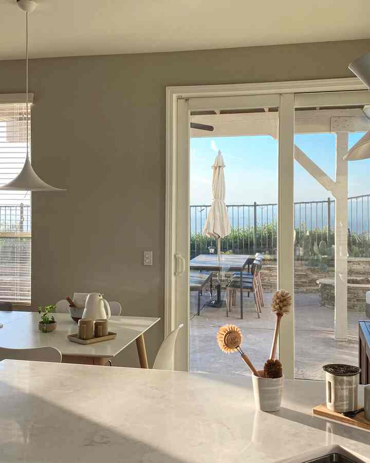 Warm light in the kitchen. Love this time of the day.

#kitchen #neutraldecor #view #kitcheninteriors #interiors 