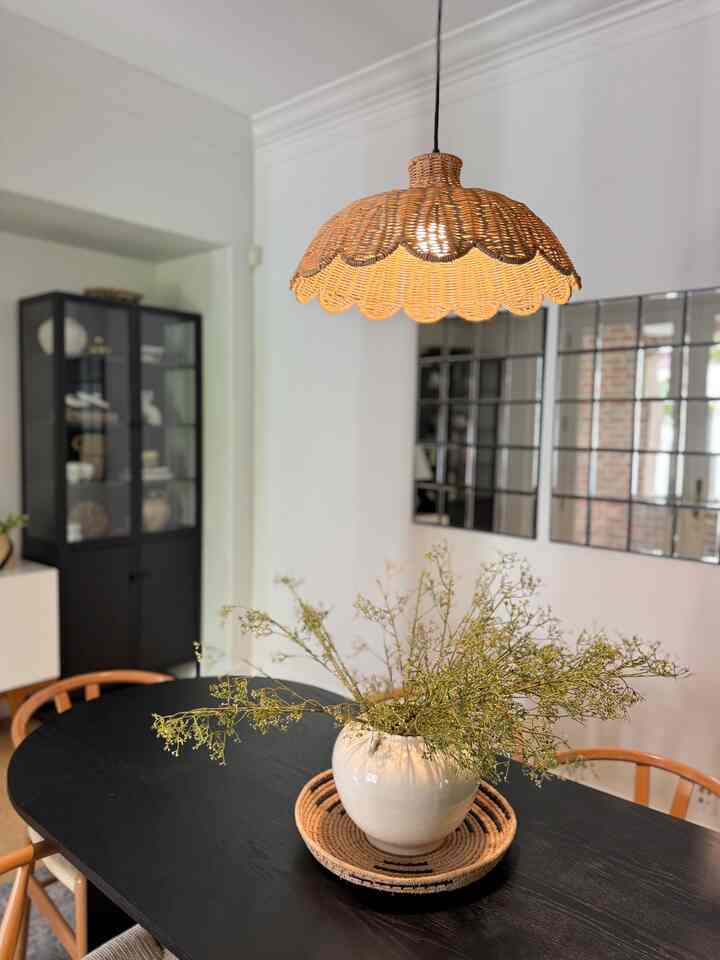 Rattan pendant light design. #diningroomdesign #diningroomlighting #diningroomchair