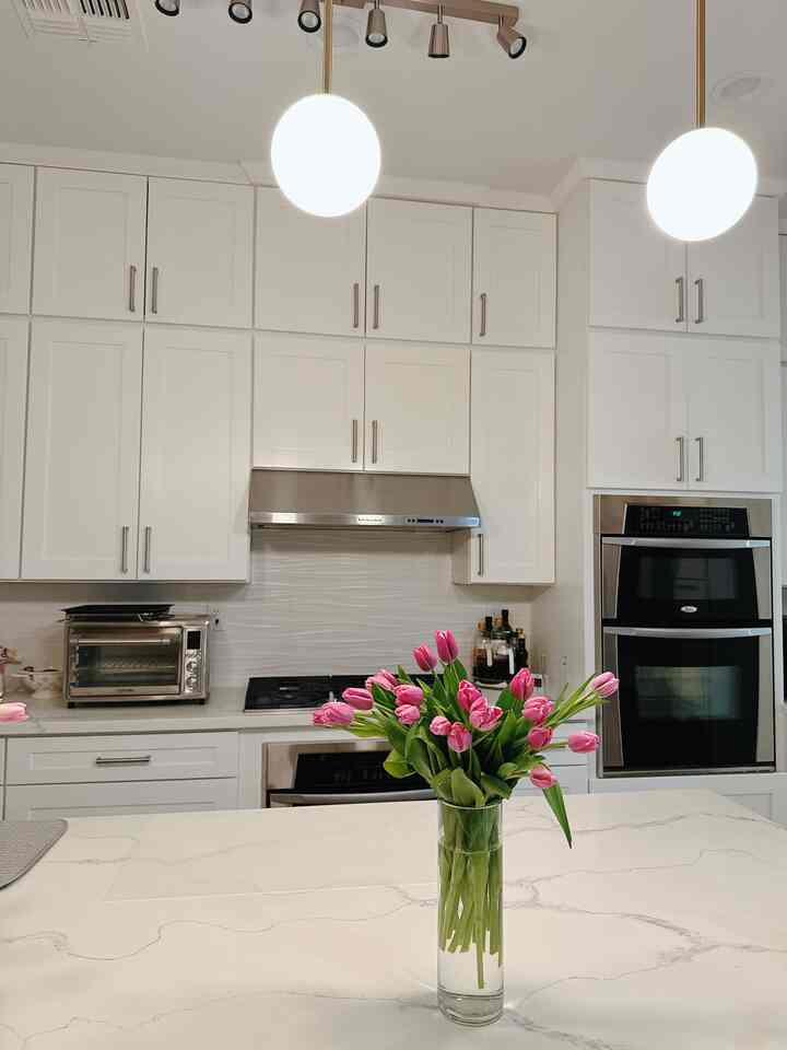 Saya lebih sering menyalakan lampu gantung ini sejak saya menggantinya. Desainnya sederhana, tetapi saya sangat menyukai bentuk bola dunia. Beginilah tampilan dapur di malam hari setelah saya membersihkan semuanya.

#whitekitchen #kitchen #interior