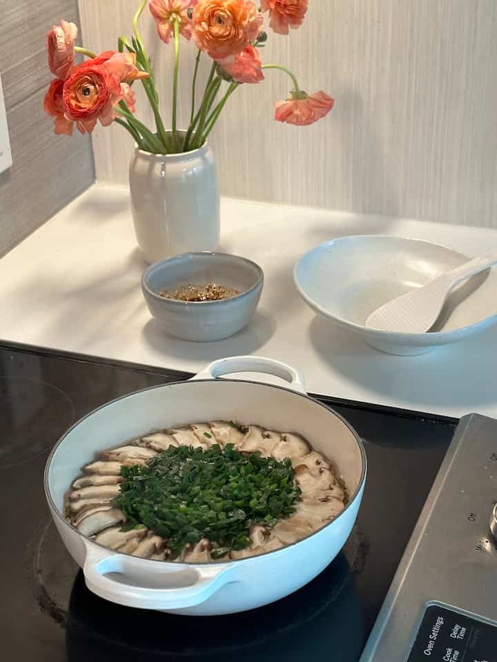 Mushroom pot rice for dinner! Ranunculus in season 🫶🏻

#lecreuset #kitchen #cooking #koreanplates