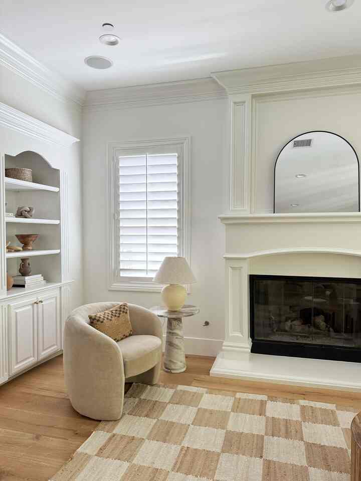 Modern living room design. #checkeredrug #modernlivingroom #moderninteriors