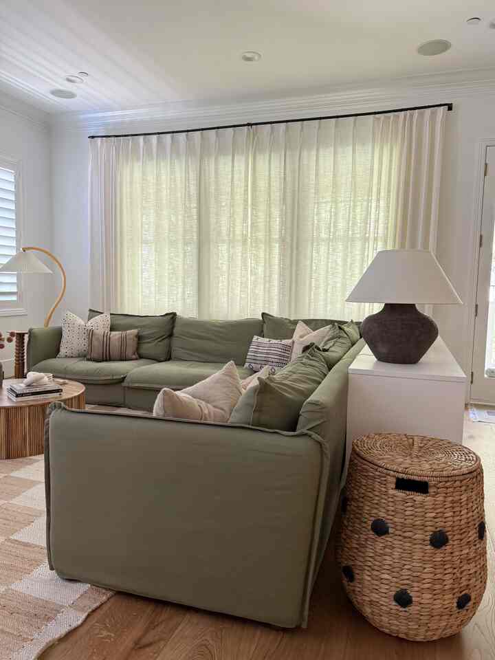 Transitional living room design. #comfylivingroom #cozivingroomdesign