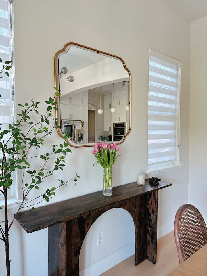 Saya sangat menyukai desain cermin Anthropologie yang sangat detail. Sangat indah. Ditambah lagi, cermin ini membuat ruang makan tampak jauh lebih besar dan lebih terbuka.

#ruangmakan #mirror #interior