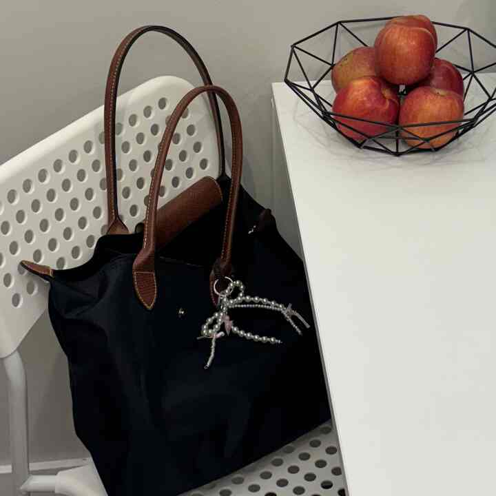 One apple a day keeps the doctor away🌬️💨🥸
#fruitbasket #ikeakitchen #ikeadining #ikea #vanillagirlkitchen #vanillagirldiningroom #vanillagirl