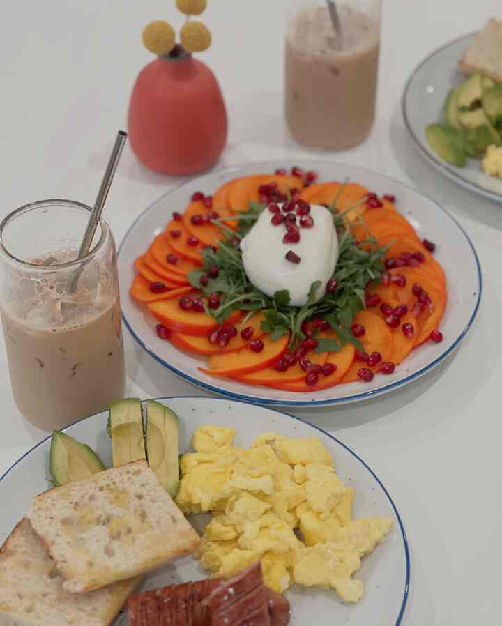 Lunch break, but make it cozy ✨ #diningtable #lunch #brunchplate #coffeecup #icelatte
