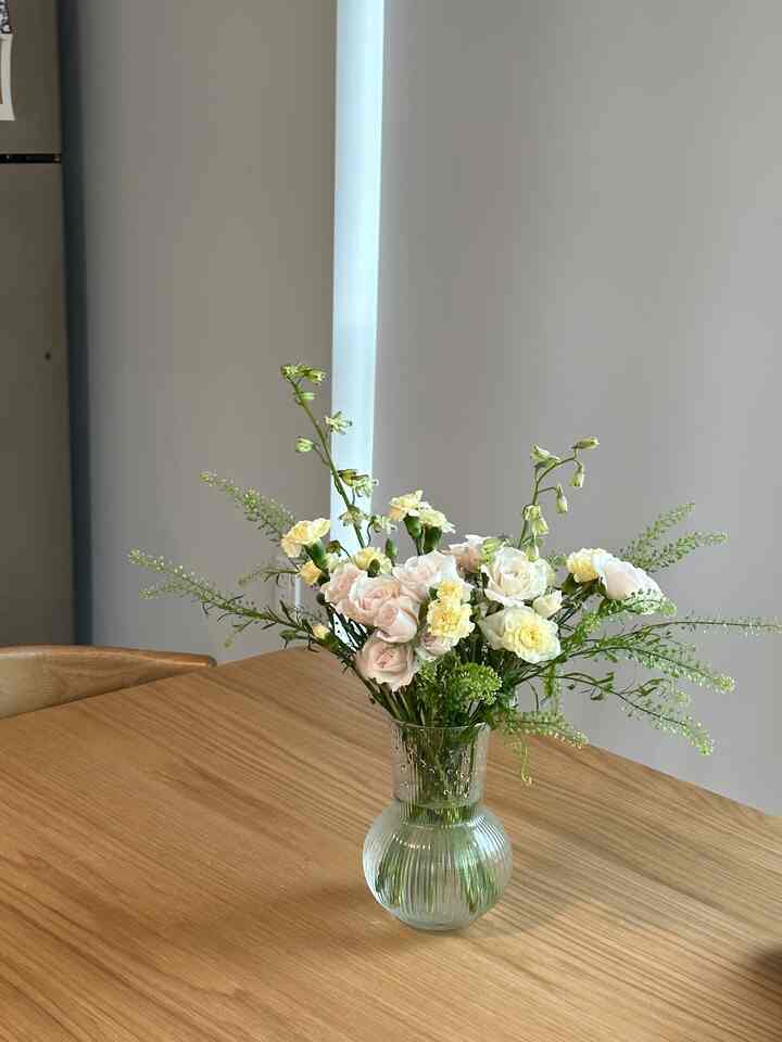 Preparing tablescape for the spring. Loving the pastels 💛💖

#vase #flower #diningroom #diningtable #balmuda