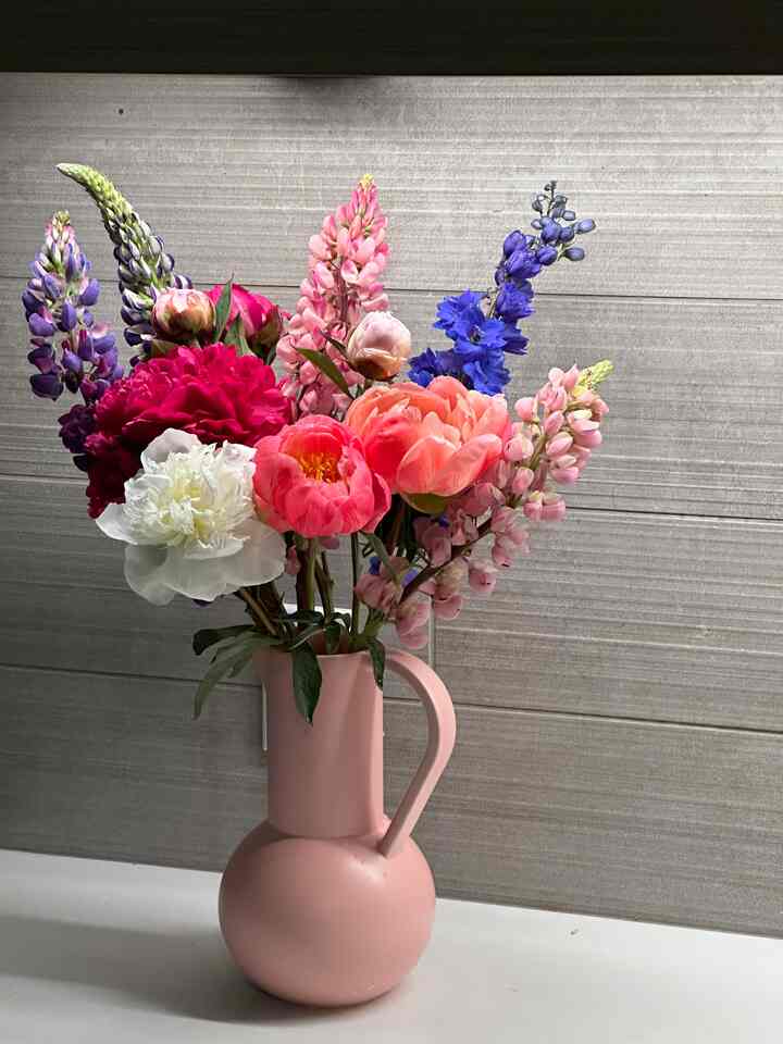 Pop of color in my all-white beige neutral home 

#vase #flower #design #kitcheninterior #flowerinterior #flowerarrangement 