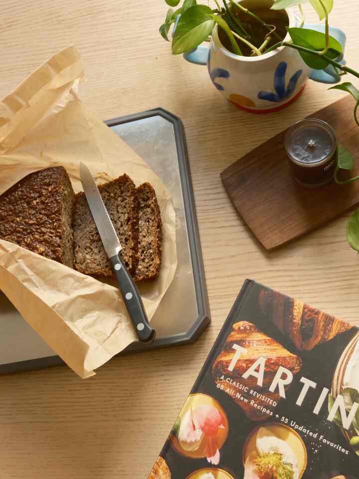 Perks of living in SF - get to try new bread from Tartine bakery every weekend 

Books are a great way to express your taste and style your home. I don’t bake—but this book? I needed it just to elevate the space. 🍞🥖🥨🥐

#bookcafe #bakery #tablesetting #tabledeco 
