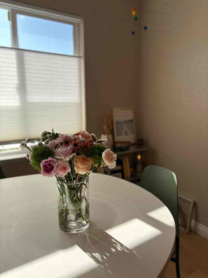 Fresh blooms — a quiet moment of beauty.

#flowerinterior  #diningtable #diningchair #whitetable #cozylivingroom #spring 