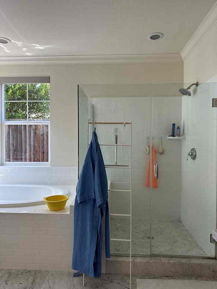 Colorful bathroom gives me the inner peace 🕊️🫧✨ 
#bathroom #simpleinterior #whiteinterior 