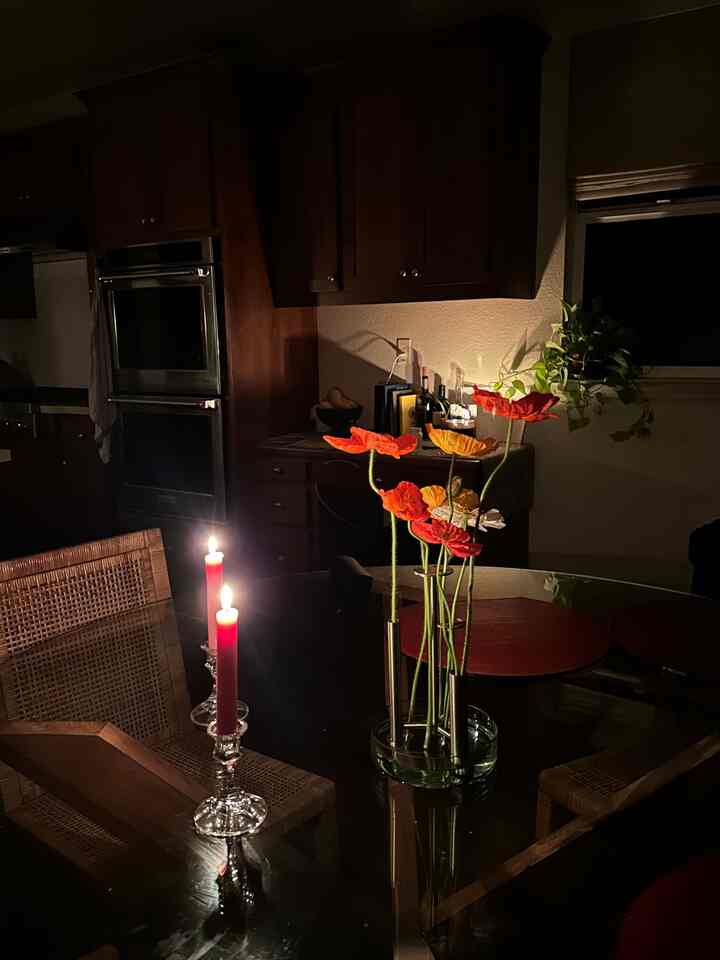 Love the little flowers blooming moment at home 🌹🕯️🫧 #flowerinterior #winesnacks 