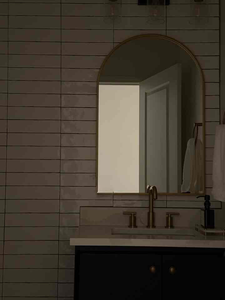 One of my favorite corners of the home🖤 

#SereneSpace #Minimalism #Brass #Quartztop #calm #cozy #restroom #interiormirror #interior 