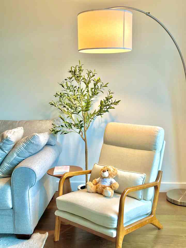 📖✨ A Chic Reading Nook That Looks Expensive (But Isn’t) ✨📖

When I first moved in, I knew I wanted a little corner that felt special — a personal retreat where I could read, sip coffee, and enjoy that warm, cozy glow as the day winds down. After a few smart finds and styling tweaks, I finally created it… and it feels like designer living without the designer price tag. 🛋️🕯️

I started with a neutral-toned accent chair that looks high-end, but was actually super affordable. The soft, textured fabric gives it that luxe vibe, and it’s supportive enough to stay comfy for hours — perfect for reading, journaling, or endlessly scrolling through home inspo on Ohouse 🤍

To elevate the look, I added a simple wood side table with clean lines. It’s compact, practical, and brings warmth to the space. I style it with a rotating mix of seasonal florals and ceramics — budget-friendly swaps that keep the space fresh and curated without overspending.

The true statement piece? My arching floor lamp. The brass detailing and slender curve add instant elegance, casting a soft, layered glow that makes the whole nook feel custom-designed. It’s a small investment that totally transformed the mood — proof that one standout piece can make everything feel more polished ✨🌙

I kept the styling minimal but elevated: a linen cushion in muted olive, a cozy throw blanket, and a framed art print above the chair to tie it all together. The result? A space that feels calm, thoughtful, and quietly luxurious — without breaking the bank.

✨ PRO TIP: If you want to create a luxe-looking corner on a budget, focus on:

Lighting – warm, soft, and sculptural

Layering textures – think linen, wood, and cozy knits

Intentional styling – less clutter, more impact

You don’t need a big budget or tons of space to elevate your home. A little intention goes a long way.

—

🛋️ I’d love to see how you’ve styled your favorite corners, too! Drop your go-to tips or Ohouse/IG links — let’s inspire each other to create homes that feel rich in style (not price).

#readingnook #budgetfriendlydecor #expensivelookforless #cozycorner #modernhome #neutralstyle #designertouches #interiorinspo #smallspacebigimpact #chichome