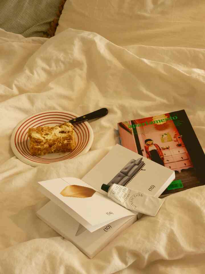 weekend homebody here 😌🖤
all I need is cozy bedding with some sweets

#bedding #warmtoneinterior #warmfeeling #desert 