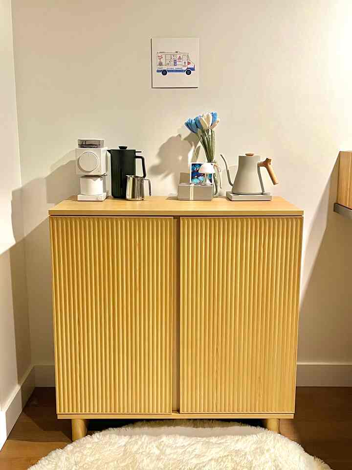 ☕✨ 毎日のコーヒーコーナー — 小さなスペース、大きなスタイル ✨🍷

私の一日の始まりと終わりを飾る小さなコーナーを覗いてみましょう。シンプルで、そして意図的な方法で喜びをもたらしてくれる、居心地の良いコーヒーコーナーです🌿💛

木製のキャビネット（お手頃価格なのに、まるでオーダーメイドのような見た目！）を再利用して、ワインボトル、コーヒー豆、グラスなどを収納しています。すべてがきちんと収納されていて、いつでも手の届くところにあります🍷☕ ナチュラルな木の色合いが落ち着いた雰囲気を保ちながら、レイアウトは高級感と実用性を兼ね備えています。

その上に、コーヒーグラインダーと電気ケトル、そして朝晩に夢のような柔らかな光を放つ小さなマッシュルームランプを置きました🌙🍄 ちょっとした遊び心を加え、小さくてお手頃な照明でも魔法のような雰囲気を演出できることを証明しています。

仕上げのディテールは？ニューヨークで見つけた四角いアート作品🎨🖼️ 個性的で控えめなデザインで、お金をかけずに空間全体を「キュレーションされたギャラリーコーナー」のような雰囲気にしてくれます。

この小さな空間は派手ではありませんが、そこがポイントです。落ち着きがあり、居心地が良く、目的を持ってデザインされています。一日の始まりにゆっくりとコーヒーを淹れる時も、一日の終わりにワインを一杯飲む時も、このコーナーは、ちょっとした儀式の中にも贅沢さがあることを思い出させてくれます🍵🕯️

✨ プロのヒント：コーヒーコーナーをワンランクアップさせたいなら、こんなアイテムを試してみてください：

多機能キャビネット（収納とスタイルの両方）

温かみのある雰囲気を演出する柔らかな照明

物語を語る、個性的でアートなタッチ

必要なものはそれほど多くありません。ちょっとした気の利いたアイテムと、ほんの少しの愛情だけです☁️

—

💬 ご自宅に、お気に入りの毎日の儀式スペースはありますか？皆さんの素敵なインテリアもぜひ拝見したいです！写真やタグ付けをして、素敵なインテリアのインスピレーションをシェアしてくださいね！

#coffeecorner #budgetfriendlydecor #homecafevibes #mushroomlampmagic #smallspacesbigstyle #neutraldecor #coffeestationstyle #intentionaldesign #slowmorningroutine #woodtones #cozyinteriors #affordablestyle #elevatedliving #simpleluxury #homeinspo